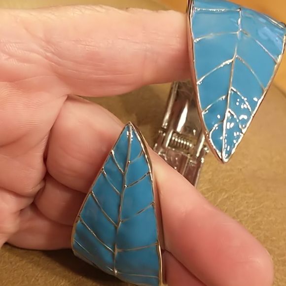 ๐จ๐ฆ Blue Leaves Metal Bangle - Picture 5 of 5